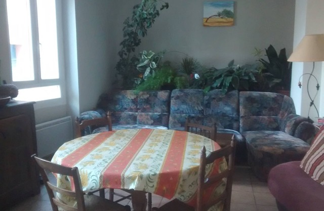 Village house on 3 floors, bright and in the heart of the historic center