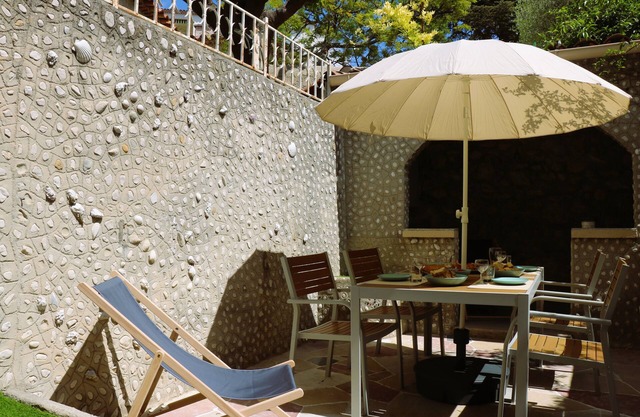 Village house with exterior in the heart of Cassis