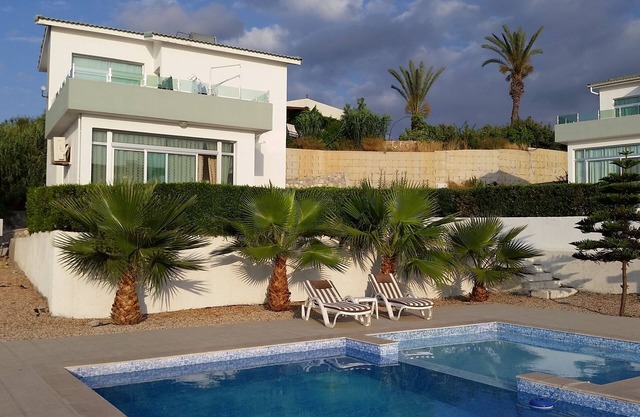 Village Location with Stunning Sea/Pool Views- 3 minutes walk from restaurants