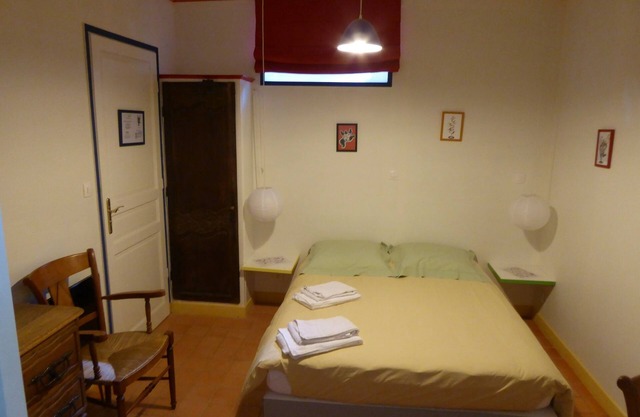 Villanelle - Niki room, at the center of your desires