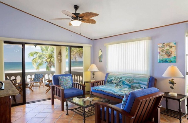 Villas Iguana A-8: Beachfront condo