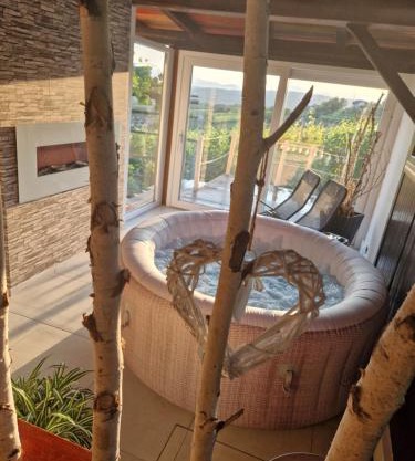 Vineyard Cottage with Private Jacuzzi