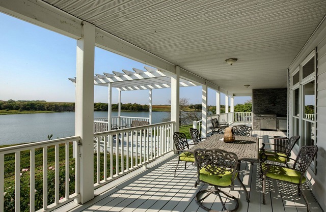 Vineyard House and Private Lake