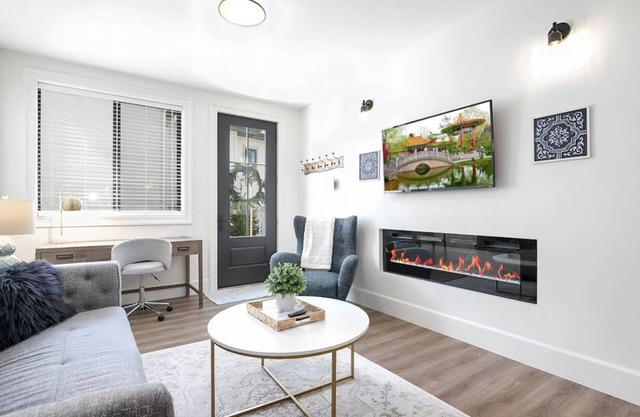 Vino Villa Luxury 2BD Spectacular Lakeview Sunny Patio Quiet Privacy