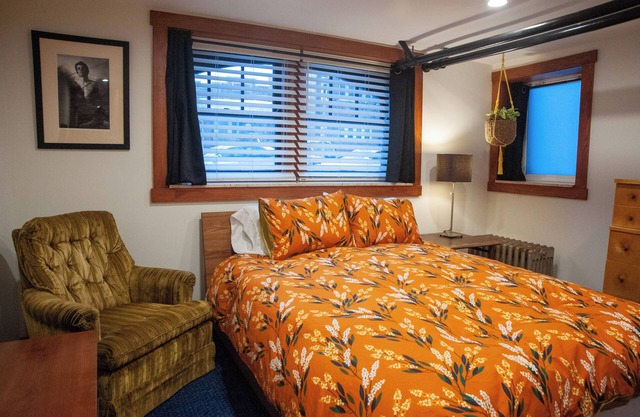 Vintage 1-br apartment with AC, WiFi in charming, safe, quiet Berwyn