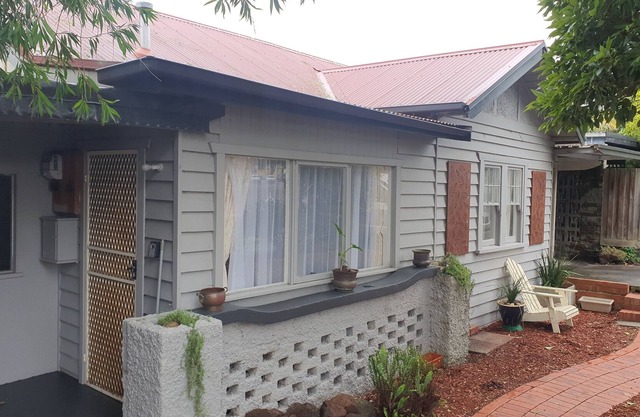 Vintage 2br Cottage Near Beach