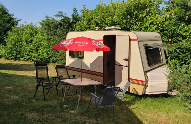 Vintage 4-seater caravan for adventure departing from Brittany!