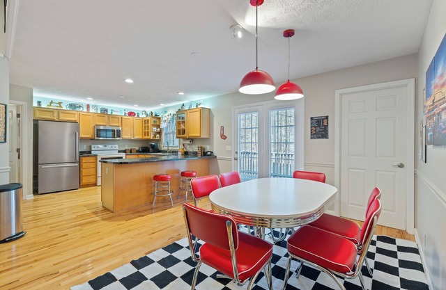 Vintage 50's & 60's theme Country Home on Wooded Acres near Franklin, Tennessee