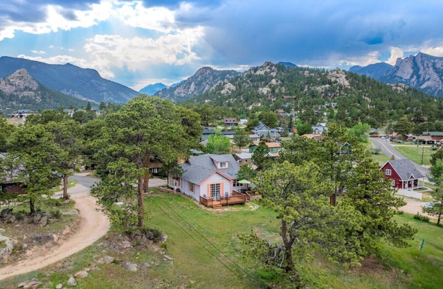Vintage Cabin w/Views in Heart of Estes