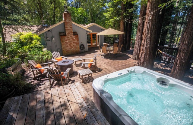 Vintage Cabin with enclosed yard, well stocked Kitchen, Spa and Huge Sunny Deck.