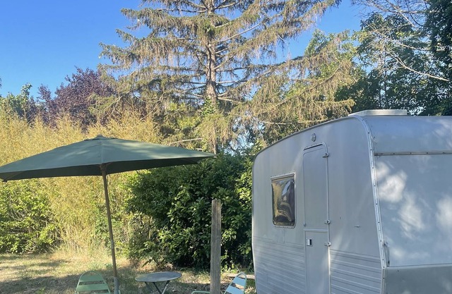 Vintage caravan of the "Cabanes du Vigné".