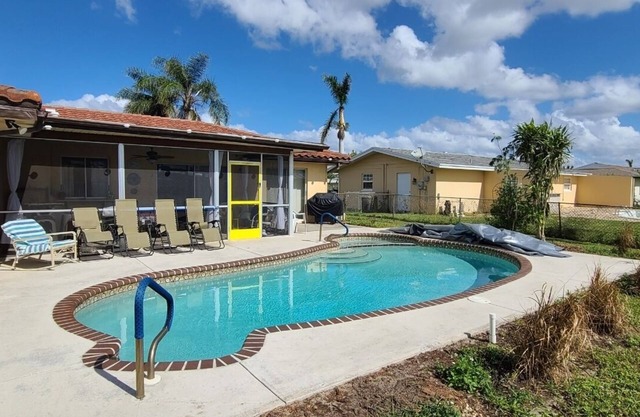 Vintage Chic Home - Private Check In - Parking - Pool