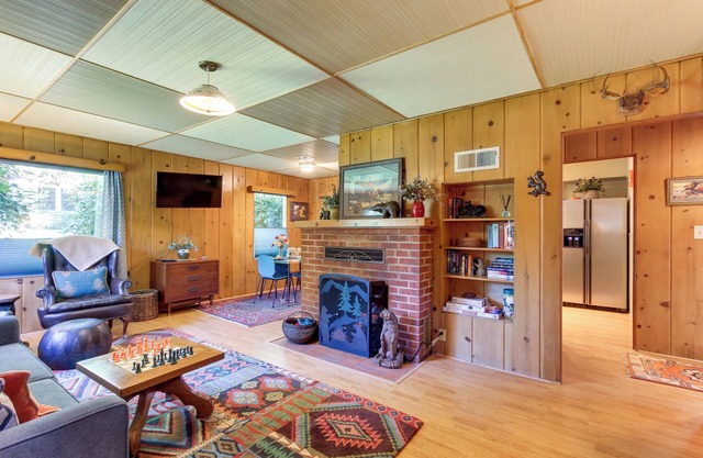 Vintage Cottage by Leaburg Canal w/Large Yard!