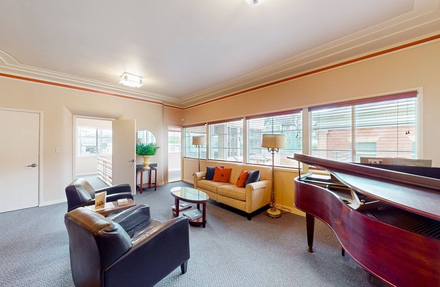 Vintage downtown apt with balcony, W/D, streaming, kitchen & close to the ocean