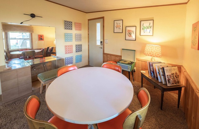Vintage Experience - Mid Century Retro Retreat- 2 Bedroom in Central Sioux Falls
