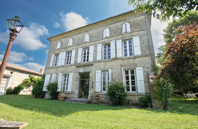 Vintage french mansion + swimming pool into a fenced park close to the river