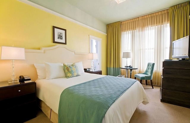 Vintage Hotel near Rose Garden, Forest Park, and Mansion! with Parking!