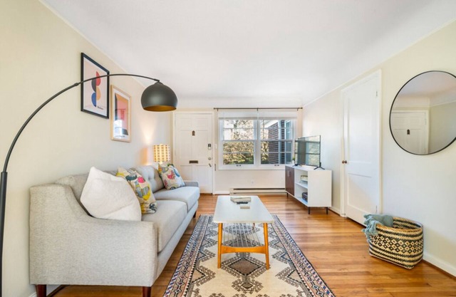 Vintage Portland Apartment in the Heart of SE w/On-Site Laundry!