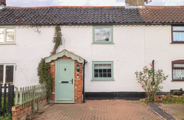 VINTNER'S COTTAGE, pet friendly, character holiday cottage in Reedham