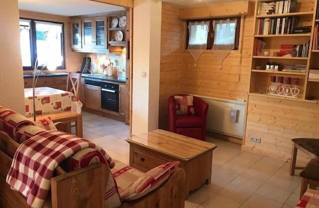 Violes 19: apartment facing Lake Vonnes