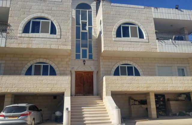 Visit Bethlehem & Jerusalem ，the apartment is in a mansion like property