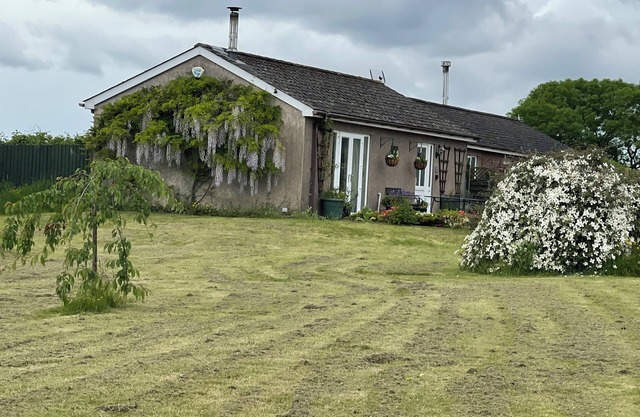 Visit Wales 4 Star, rural bungalow - Sauna, jacuzzi, play area and Free Wi-fi