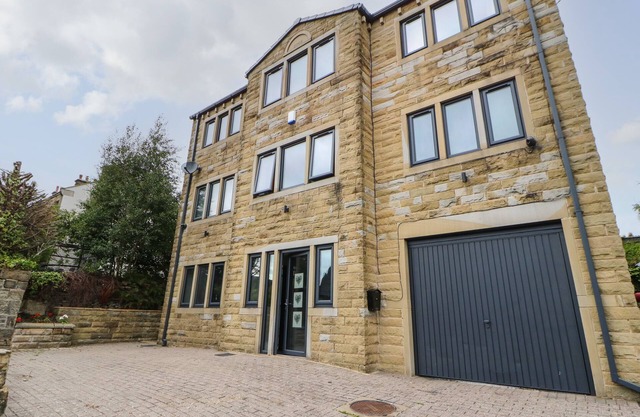 VISTA TASSO, pet friendly, with hot tub in Meltham