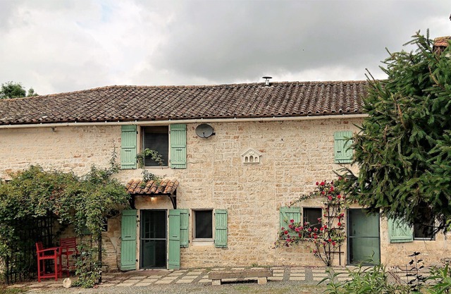 Vocation Home FR Stone Cottage centre of Poitou-Charentes, La Rochelle & Cognac