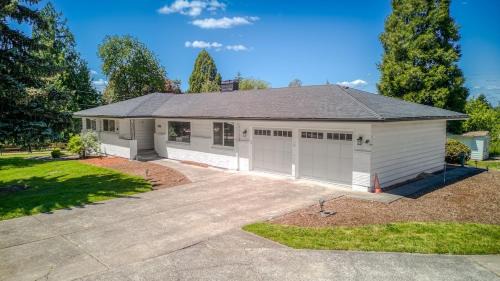 Vogel Vacation - Spacious Secluded, Hot Tub & Game Room