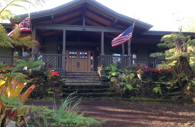 Volcano Rainforest Estate & Lodge; 5 miles to National Park; Hot Tub; 3 BR/3 BA