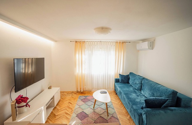 VP Apartment - A Forest Retreat in the Heart of the City!