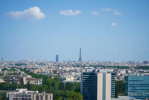Vue panoramique sur Paris : Sublime appartement au centre de Courbevoie