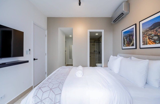 w* | Striking 1BR Condo in San Francisco