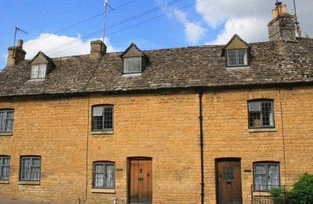WADHAM COTTAGE, pet friendly, with a garden in Bourton-On-The-Water