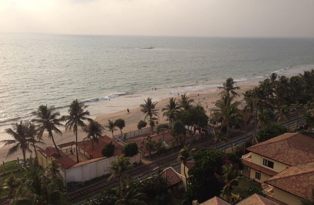 WAKEUP OR LOOKOUT TO THE SEA VIEW IN THIS AIRCON ALL MODCON APARTMENT