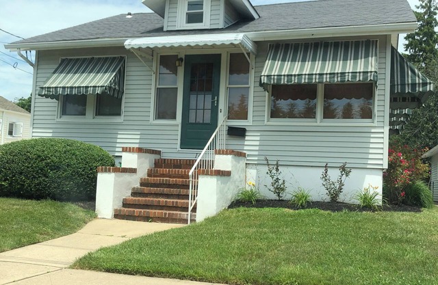 Walk, bike or drive to the beach in 3 minutes. Charming house in Neptune City