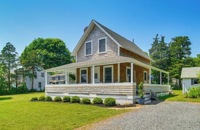 Walk to 2 Beaches: Pocasset Home w/Kayaks & Bikes