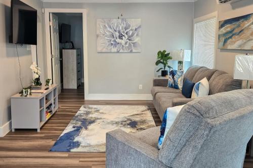 Walk to Beach Hampton Home with Grill!