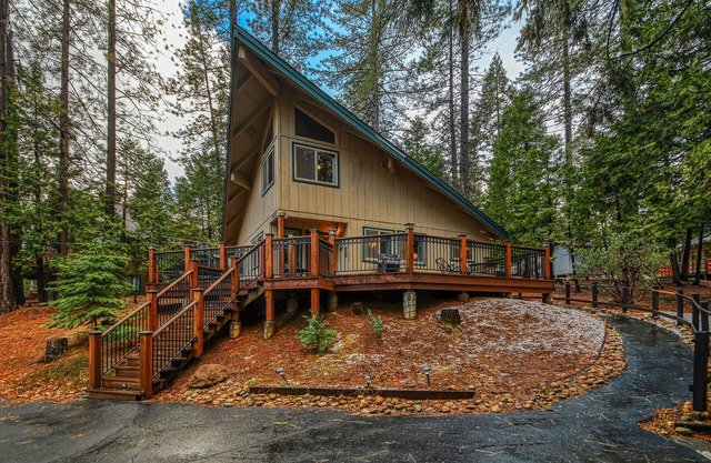 WALK TO FLY-IN LAKE, ACCESS TO GOLF + SNOWFLAKE LODGE