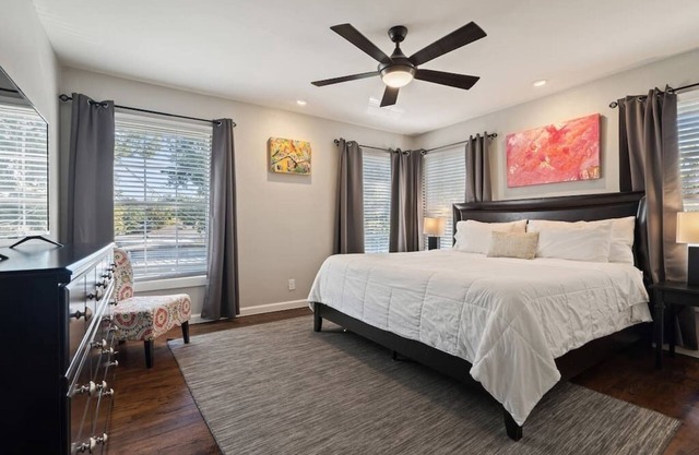 Walk to food and shops*local Art* King 1 BR apt!