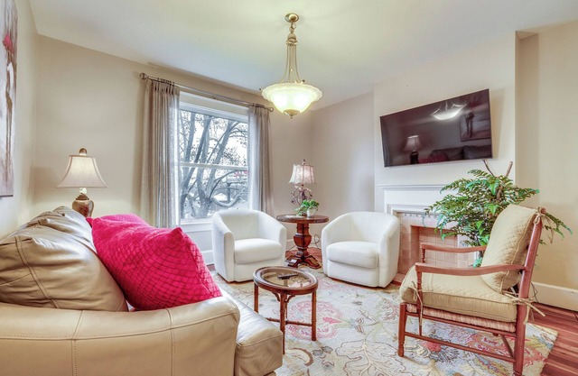 Walk to Garden & Restaurants: Zanesville Apartment