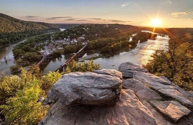 Walk to Harpers Ferry! Dog-friendly. Beautiful Views.