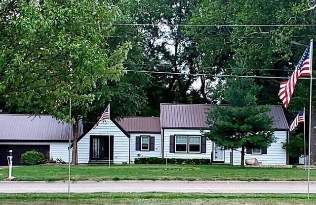 Walk to Knoxville Raceway! 3BR, Fire Pit, Near Lake Red Rock & Pella