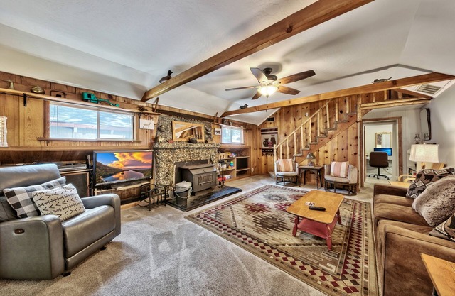 Walk to Lake, Dog and Family Friendly, Tesla EV Charger, HotTub, 3bd 3bath