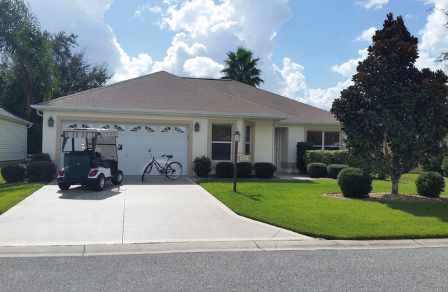 Walk to Lake Sumter Landing! Golf cart included!