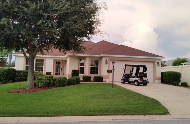 Walk to Lake Sumter Landing! Golf cart included!