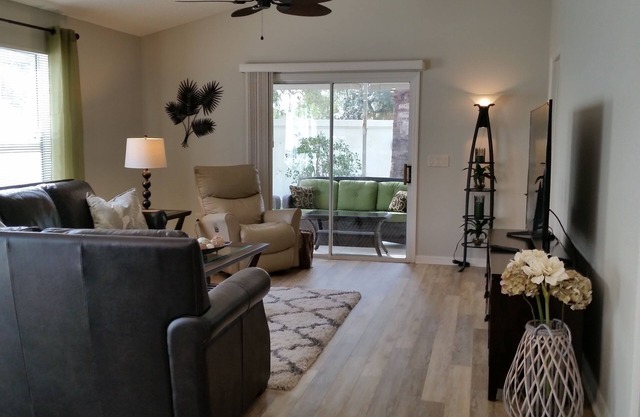 Walk to Lake Sumter Landing! Golf cart included!