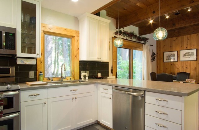 Walk To Lake Tahoe And Private Beach/Pier, Remodeled Kitchen!