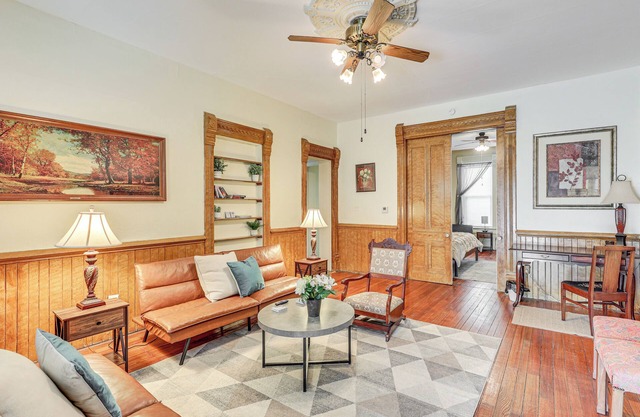 Walk to Medina Public Square: 1880 Historic Home
