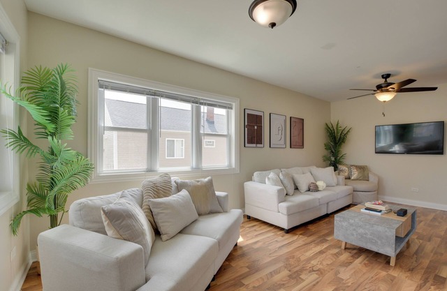 Walk to Metra: Pet-Friendly Blue Island Apt